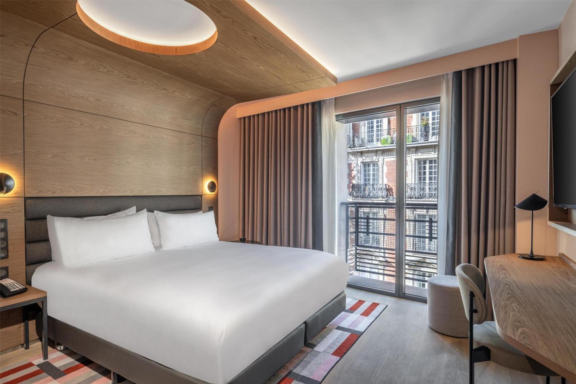 Premium Eiffel Moment Room,1677921009:JPEG